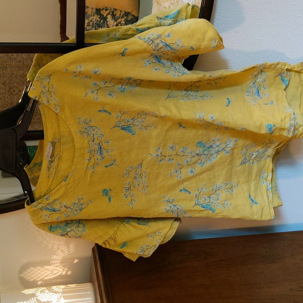 Bellambra linen shirt with ruffle sleeve.